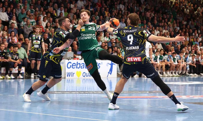 23.04.2026, Deutschland, Göppingen, Handball DAIKIN HBL Bundesliga, FRISCH AUF! Göppingen vs. Rhein-Neckar Löwen, v.l. Jannik Kohlbacher (RNL), Erik Persson (FAG), Steven Plucnar Jacobsen (RNL)