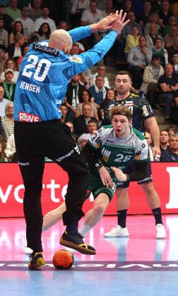 23.04.2026, Deutschland, Göppingen, Handball DAIKIN HBL Bundesliga, FRISCH AUF! Göppingen vs. Rhein-Neckar Löwen, v.l. Mike Jensen (RNL), Franko Lastro (FAG)