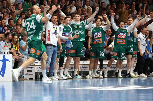23.04.2026, Deutschland, Göppingen, Handball DAIKIN HBL Bundesliga, FRISCH AUF! Göppingen vs. Rhein-Neckar Löwen, FAG Trainer Ben Matschke jubelt mit der Mannschaft