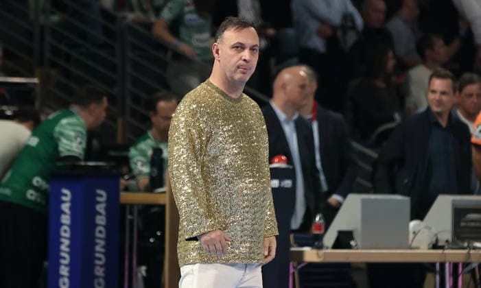 Manager Bob Hanning in goldenem Outfit extrovertiert Handball HBL Bundesliga Herren 29. Spieltag Saison 2025 2026 23.04.2026 Füchse Berlin vs VfL Gummersbach