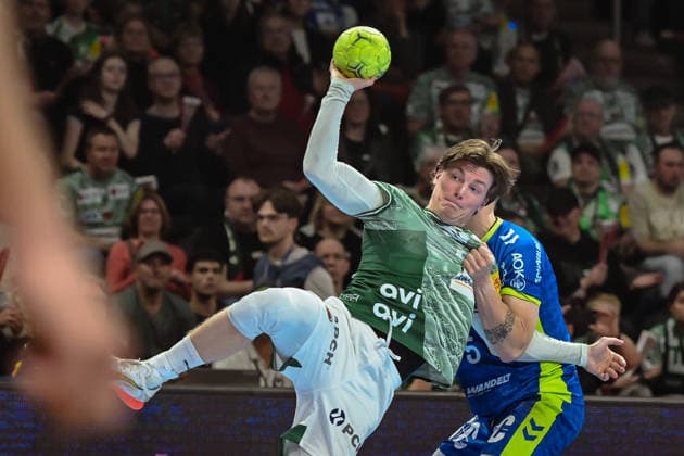 23.04.2026, xlakx, Handball Daikin HBL, Fuechse Berlin - VfL Gummersbach v.l. Nils Lichtlein (Fuechse Berlin), Tilen Kodrin (VfL Gummersbach) Zweikampf, Duell, Kampf, tackle Berlin