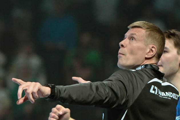23.04.2026, xlakx, Handball Daikin HBL, Fuechse Berlin - VfL Gummersbach v.l. Gudjon Valur Sigurdsson (VfL Gummersbach Trainer) gibt Anweisungen, gestikuliert mit den Armen, gesticulate, gives instructions Berlin