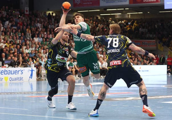 23.04.2026, Deutschland, Göppingen, Handball DAIKIN HBL Bundesliga, FRISCH AUF! Göppingen vs. Rhein-Neckar Löwen, v.l. Steven Plucnar Jacobsen (RNL), Erik Persson (FAG), Edwin Aspenbäck (RNL)