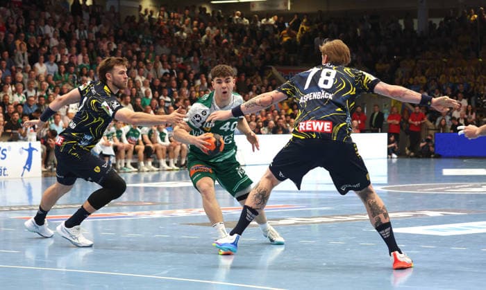 23.04.2026, Deutschland, Göppingen, Handball DAIKIN HBL Bundesliga, FRISCH AUF! Göppingen vs. Rhein-Neckar Löwen, v.l. Steven Plucnar Jacobsen (RNL), Elias Newel (FAG), Edwin Aspenbäck (RNL)