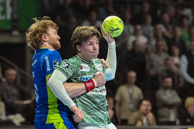 23.04.2026, xlakx, Handball Daikin HBL, Fuechse Berlin - VfL Gummersbach v.l. Tom Kiesler (VfL Gummersbach), Nils Lichtlein (Fuechse Berlin) Zweikampf, Duell, Kampf, tackle Berlin