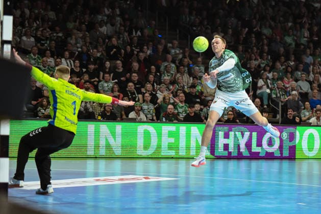 23.04.2026, xlakx, Handball Daikin HBL, Fuechse Berlin - VfL Gummersbach v.l. Dominik Kuzmanovic (VfL Gummersbach), Mathias Gidsel (Fuechse Berlin) wirft Tor Berlin