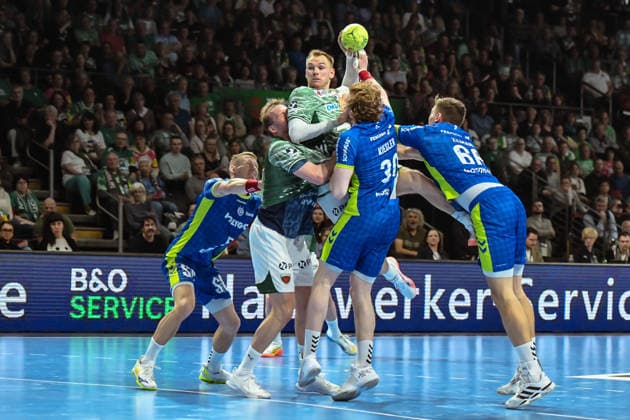 23.04.2026, xlakx, Handball Daikin HBL, Fuechse Berlin - VfL Gummersbach v.l. Max Darj (Fuechse Berlin), Mathias Gidsel (Fuechse Berlin), Tom Kiesler (VfL Gummersbach), Stepan Zeman (VfL Gummersbach) setzt zum Sprungwurf an Berlin