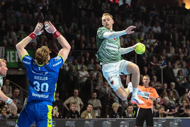 23.04.2026, xlakx, Handball Daikin HBL, Fuechse Berlin - VfL Gummersbach v.l. Tom Kiesler (VfL Gummersbach), Mathias Gidsel (Fuechse Berlin) setzt zum Sprungwurf an Berlin