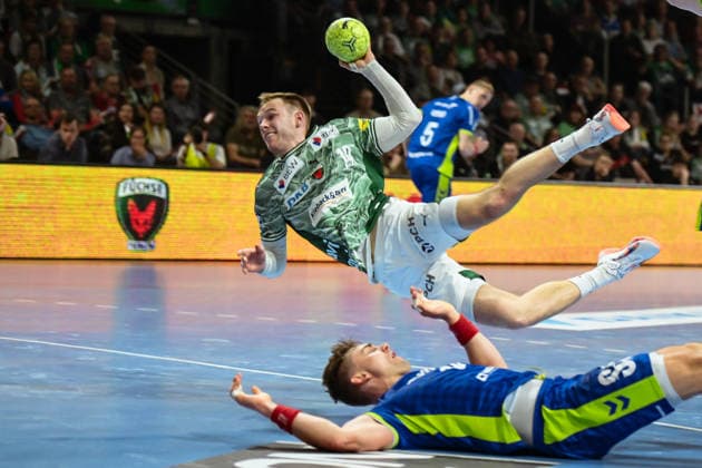 23.04.2026, xlakx, Handball Daikin HBL, Fuechse Berlin - VfL Gummersbach v.l. Mathias Gidsel (Fuechse Berlin), Stepan Zeman (VfL Gummersbach) setzt zum Sprungwurf an Berlin