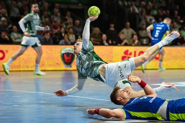 23.04.2026, xlakx, Handball Daikin HBL, Fuechse Berlin - VfL Gummersbach v.l. Mathias Gidsel (Fuechse Berlin), Stepan Zeman (VfL Gummersbach) setzt zum Sprungwurf an Berlin