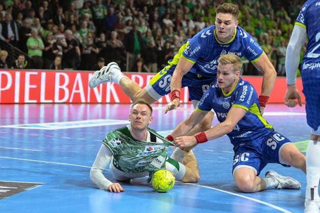 23.04.2026, xlakx, Handball Daikin HBL, Fuechse Berlin - VfL Gummersbach v.l. Mathias Gidsel (Fuechse Berlin), Stepan Zeman (VfL Gummersbach), Ellidi Vidarsson (VfL Gummersbach) Zweikampf, Duell, Kampf, tackle Berlin *** 23 04 2026, xlakx, Handball Daikin HBL, Fuechse Berlin VfL Gummersbach v l Mathias Gidsel Fuechse Berlin , Stepan Zeman VfL Gummersbach , Ellidi Vidarsson VfL Gummersbach duel, duel, fight, tackle Berlin Daniel Lakomski
