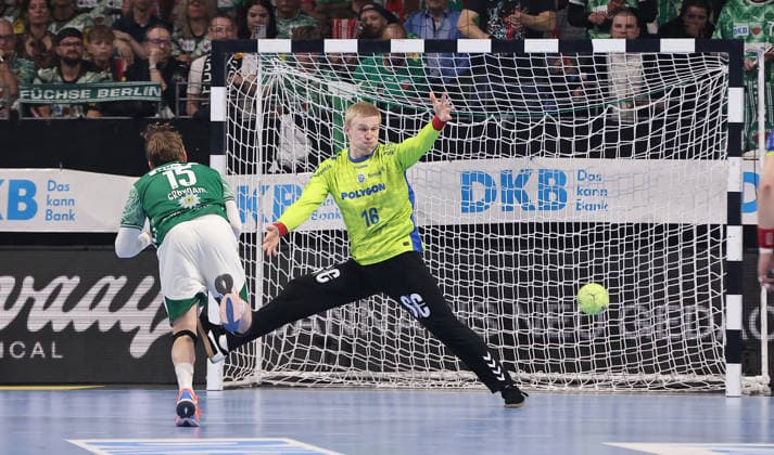 Tobias Schjoelberg Groendahl erzielt ein Tor gegen Torwart Bertram Obling Zweikampf Spielszene Aktion Handball HBL Bundesliga Herren 29. Spieltag Saison 2025 2026 23.04.2026 Füchse Berlin vs VfL Gummersbach