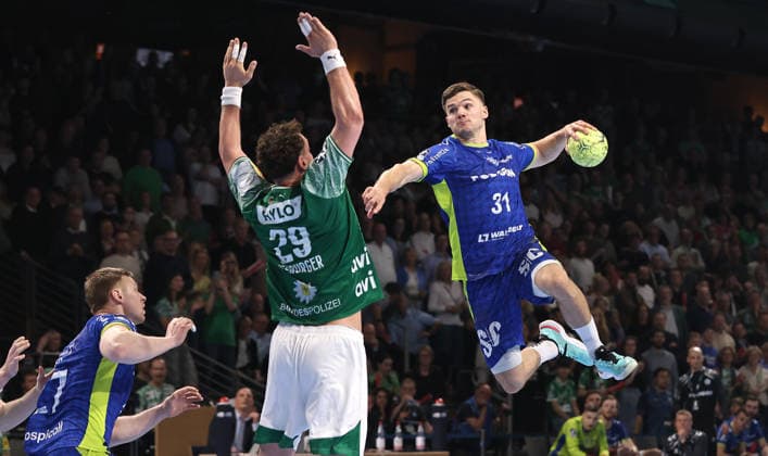 Lukas Herburger, Kay Smits erzielt ein Tor Zweikampf Spielszene Aktion Handball HBL Bundesliga Herren 29. Spieltag Saison 2025 2026 23.04.2026 Füchse Berlin vs VfL Gummersbach