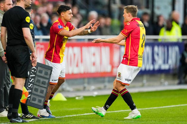 2026-04-23 Go Ahead Eagles v AZ Alkmaar - Dutch Eredivsie DEVENTER, NETHERLANDS - APRIL 23: Alfons Sampsted of Go Ahead Eagles is substituted for Dean James of Go Ahead Eagles during a Dutch Eredivsie at De Adelaarshorst on April 23, 2026 in Deventer, Netherlands. Deventer De Adelaarshorst Netherlands Content not available for redistribution in The Netherlands directly or indirectly through any third parties. Copyright: xEdxvanxdexPolx