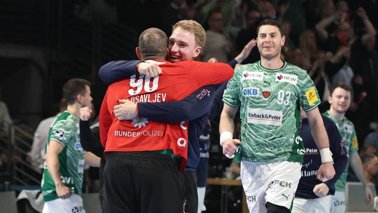 Torwart Dejan Milosavljev, Torwart Lasse Ludwig, Füchse Mannschaft jubelt nach Spielende Freude Emotion Jubel Handball HBL Bundesliga Herren 29. Spieltag Saison 2025 2026 23.04.2026 Füchse Berlin vs VfL Gummersbach