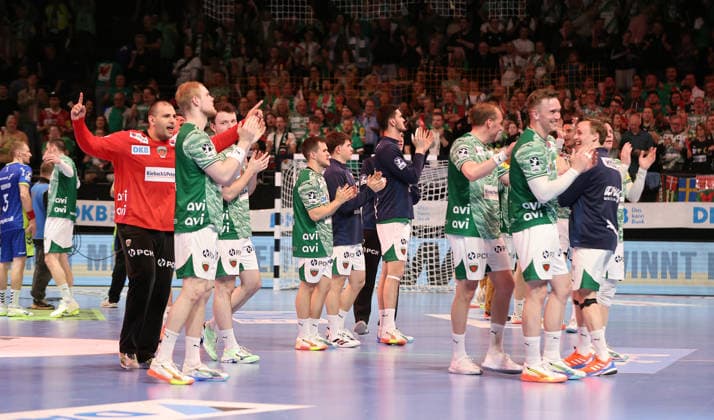 Füchse Mannschaft jubelt nach Spielende Freude Emotion Jubel Handball HBL Bundesliga Herren 29. Spieltag Saison 2025 2026 23.04.2026 Füchse Berlin vs VfL Gummersbach
