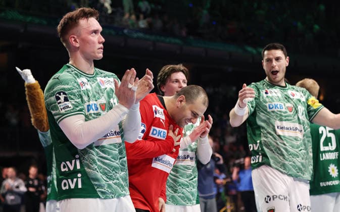 2.v.l. Torwart Dejan Milosavljev, Füchse Mannschaft jubelt nach Spielende Freude Emotion Jubel Handball HBL Bundesliga Herren 29. Spieltag Saison 2025 2026 23.04.2026 Füchse Berlin vs VfL Gummersbach