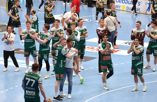 23.04.2026, Deutschland, Göppingen, Handball DAIKIN HBL Bundesliga, FRISCH AUF! Göppingen vs. Rhein-Neckar Löwen, vorne v.l. Ymir Örn Gislason (FAG), FAG Trainer Ben Matschke