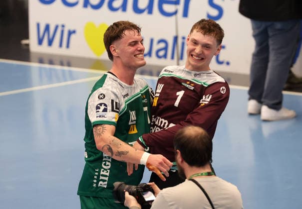 23.04.2026, Deutschland, Göppingen, Handball DAIKIN HBL Bundesliga, FRISCH AUF! Göppingen vs. Rhein-Neckar Löwen, v.l. Victor Klöve (FAG), Julian Buchele jubelt, Jubel, jubeln
