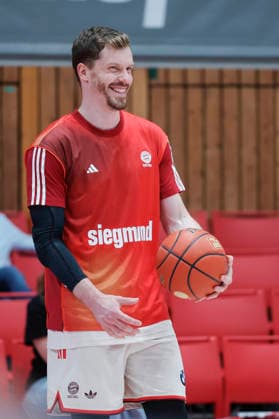 Im Bild: Andreas Obst (FC Bayern Muenchen Basketball, 13) 23.04.2026, Basketball, Fitness First Wuerzburg Baskets vs. FC Bayern Muenchen Basketball, easyCredit BBL, 26. Spieltag, Deutschland, 97072, tectake-Arena Wuerzburg, Copyright: HMBxMedia xJulienxBecker