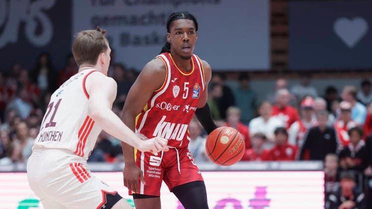 Im Bild: v.li. Justus Hollatz (FC Bayern Muenchen Basketball, 21) gegen Marcus Carr(Wuerzburg Baskets, 5) am Ball 23.04.2026, Basketball, Fitness First Wuerzburg Baskets vs. FC Bayern Muenchen Basketball, easyCredit BBL, 26. Spieltag, Deutschland, 97072, tectake-Arena Wuerzburg, Copyright: HMBxMedia xJulienxBecker