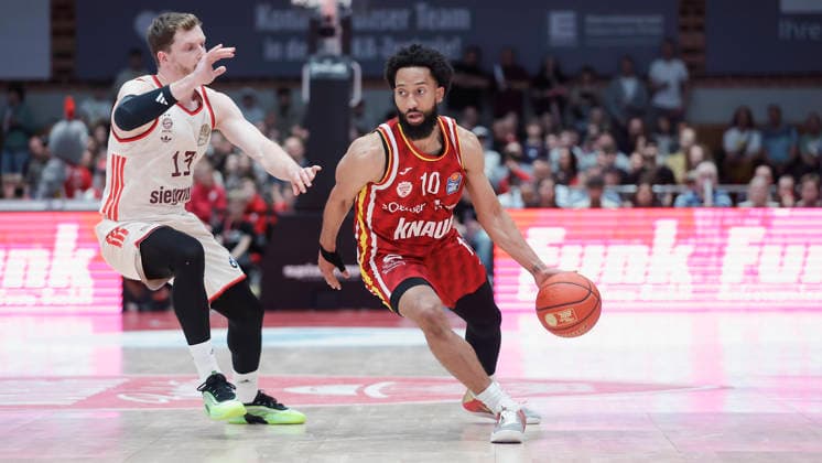 Im Bild: v.li. Andreas Obst (FC Bayern Muenchen Basketball, 13) gegen Davion Mintz (Wuerzburg Baskets, 10) am Ball 23.04.2026, Basketball, Fitness First Wuerzburg Baskets vs. FC Bayern Muenchen Basketball, easyCredit BBL, 26. Spieltag, Deutschland, 97072, tectake-Arena Wuerzburg, Copyright: HMBxMedia xJulienxBecker
