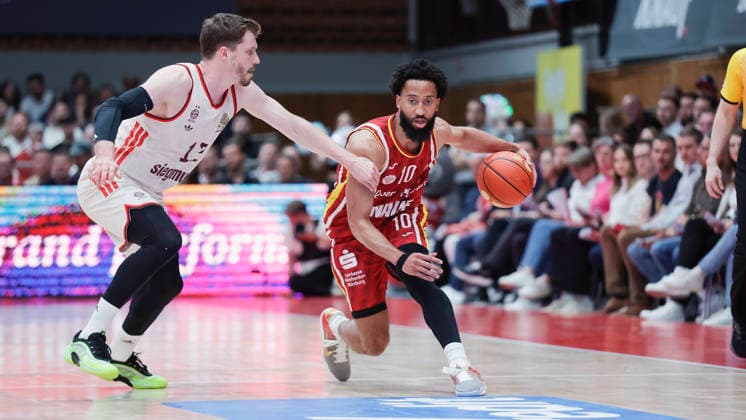 Im Bild: v.li. Andreas Obst (FC Bayern Muenchen Basketball, 13) gegen Davion Mintz (Wuerzburg Baskets, 10) am Ball 23.04.2026, Basketball, Fitness First Wuerzburg Baskets vs. FC Bayern Muenchen Basketball, easyCredit BBL, 26. Spieltag, Deutschland, 97072, tectake-Arena Wuerzburg, Copyright: HMBxMedia xJulienxBecker