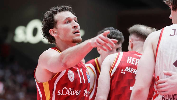 Im Bild: Brae Ivey (Wuerzburg Baskets, 11) mit Anweisungen 23.04.2026, Basketball, Fitness First Wuerzburg Baskets vs. FC Bayern Muenchen Basketball, easyCredit BBL, 26. Spieltag, Deutschland, 97072, tectake-Arena Wuerzburg, Copyright: HMBxMedia xJulienxBecker