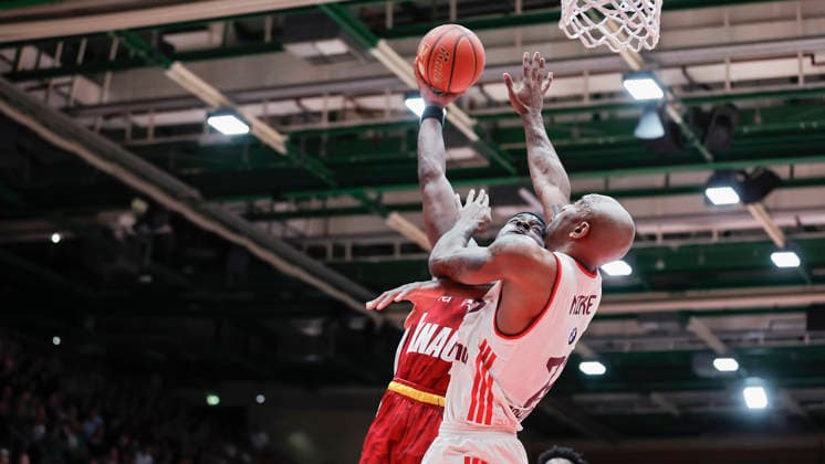 Im Bild: v.li. Charles Thompson (Wuerzburg Baskets, 32) mit dem Dunking gegen Mike Isiaha (FC Bayern Muenchen Basketball, 22) 23.04.2026, Basketball, Fitness First Wuerzburg Baskets vs. FC Bayern Muenchen Basketball, easyCredit BBL, 26. Spieltag, Deutschland, 97072, tectake-Arena Wuerzburg, Copyright: HMBxMedia xJulienxBecker