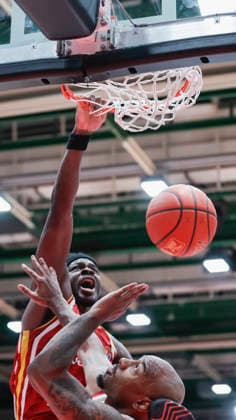 Im Bild: v.li. Charles Thompson (Wuerzburg Baskets, 32) mit dem Dunking gegen Mike Isiaha (FC Bayern Muenchen Basketball, 22) 23.04.2026, Basketball, Fitness First Wuerzburg Baskets vs. FC Bayern Muenchen Basketball, easyCredit BBL, 26. Spieltag, Deutschland, 97072, tectake-Arena Wuerzburg, Copyright: HMBxMedia xJulienxBecker