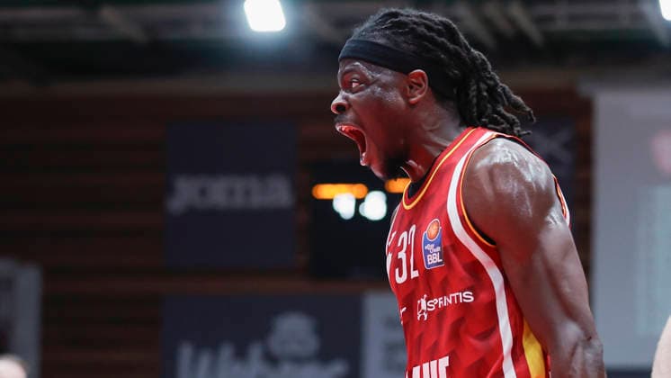 Im Bild: Jubel nach einem Dunking bei Charles Thompson (Wuerzburg Baskets, 32) 23.04.2026, Basketball, Fitness First Wuerzburg Baskets vs. FC Bayern Muenchen Basketball, easyCredit BBL, 26. Spieltag, Deutschland, 97072, tectake-Arena Wuerzburg, Copyright: HMBxMedia xJulienxBecker