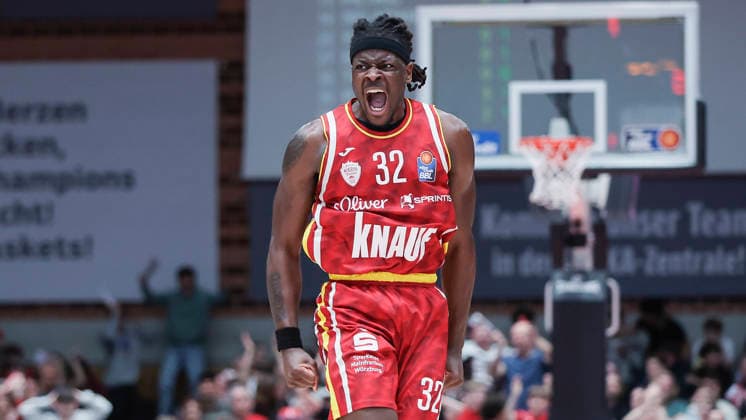 Im Bild: Jubel nach einem Dunking bei Charles Thompson (Wuerzburg Baskets, 32) 23.04.2026, Basketball, Fitness First Wuerzburg Baskets vs. FC Bayern Muenchen Basketball, easyCredit BBL, 26. Spieltag, Deutschland, 97072, tectake-Arena Wuerzburg, Copyright: HMBxMedia xJulienxBecker