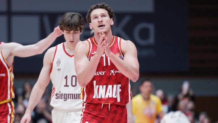 Im Bild: Brae Ivey (Wuerzburg Baskets, 11) mit dem Applaus 23.04.2026, Basketball, Fitness First Wuerzburg Baskets vs. FC Bayern Muenchen Basketball, easyCredit BBL, 26. Spieltag, Deutschland, 97072, tectake-Arena Wuerzburg, Copyright: HMBxMedia xJulienxBecker