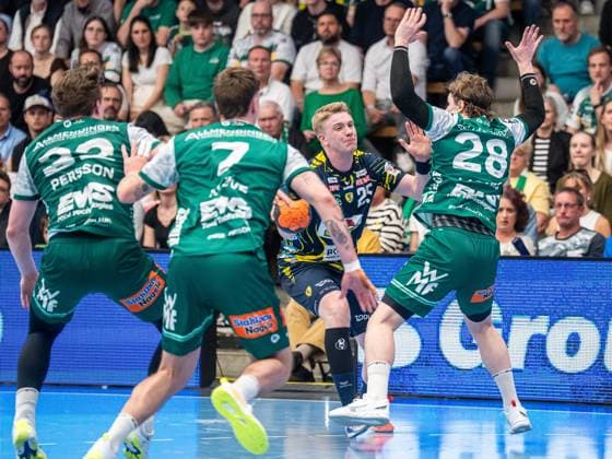 Haukur Thrastarson (Rhein-Neckar Loewen, 25) versucht einen Unterarmwurf vorbei an Franko Lastro (Frisch Auf Goeppingen, 28), Frisch Auf Goeppingen vs. Rhein-Neckar Loewen, Handball, 1. Bundesliga, Herren, Spielzeit 2025 2026, 23.04.2026, Frisch Auf Goeppingen vs. Rhein-Neckar Loewen, Handball, 1. Bundesliga, Herren, Spielzeit 2025 2026, 23.04.2026 Goeppingen Copyright: xEibner-Pressefoto MichaelxSchmidx EP_MST
