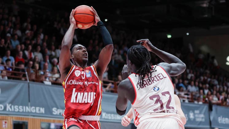 Im Bild: v.li. Marcus Carr(Wuerzburg Baskets, 5) am Ball gegen Wenyen Gabriel (FC Bayern Muenchen Basketball, 32) 23.04.2026, Basketball, Fitness First Wuerzburg Baskets vs. FC Bayern Muenchen Basketball, easyCredit BBL, 26. Spieltag, Deutschland, 97072, tectake-Arena Wuerzburg, Copyright: HMBxMedia xJulienxBecker