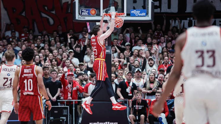 Im Bild: Alen Pjanic (Wuerzburg Baskets, 35) mit dem Dunking 23.04.2026, Basketball, Fitness First Wuerzburg Baskets vs. FC Bayern Muenchen Basketball, easyCredit BBL, 26. Spieltag, Deutschland, 97072, tectake-Arena Wuerzburg, Copyright: HMBxMedia xJulienxBecker