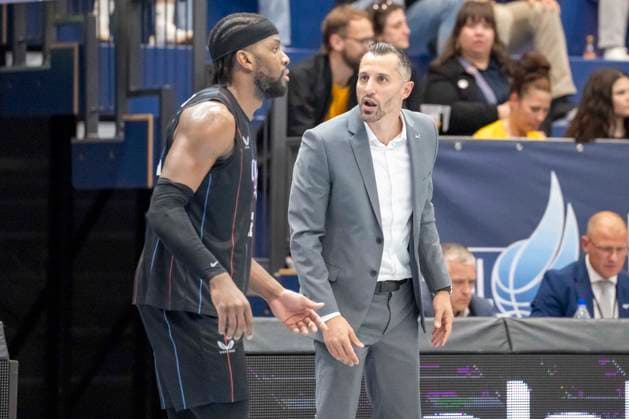 ENBL Final Four - 2025 2026 - Manchester Basketball vs.Dziki Warszawa-Finale Weissenfels, Deutschland 23.April 2026: Im Bild:v.li.Oluwaseyi Adetukasi (Manchester) und Trainer Matthew Otten (Manchester) Weissenfels Stadthalle Weissenfels Sachsen-Anhalt Deutschland