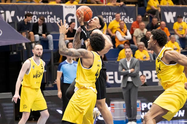 ENBL Final Four - 2025 2026 - Manchester Basketball vs.Dziki Warszawa-Finale Weissenfels, Deutschland 23.April 2026: Im Bild:v. li. im Zweikampf Rivaldo Soares (Warschau) und Max Jones (Manchester) Weissenfels Stadthalle Weissenfels Sachsen-Anhalt Deutschland