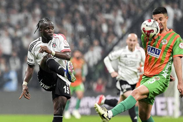 Besiktas v Corendon Alanyaspor - Turkish Cup ISTANBUL, TURKIYE - APRIL 23: Junior Olaitan (L) of Besiktas in action against Nuno Lima (3) of Corendon Alanyaspor during the Turkish Cup quarter-final football match between Besiktas and Corendon Alanyaspor at Tupras Stadium in Istanbul, Turkiye on April 23, 2026. Arife Karakum Anadolu Istanbul Turkey. Editorial use only. Please get in touch for any other usage.  Copyright: x2026xAnadoluxArifexKarakumx