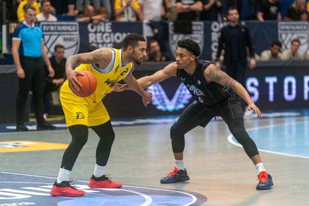 Darnell Edge (Dziki Warschau, 02) im Duell mit Pjay Smith (Manchester Basketball Club, 00) GER, Manchester Basketball vs. Dziki Warschau, Basketball, European North Basketball League, Finale, Saison 2025 2026, 23.04.2026 GER, Manchester Basketball vs. Dziki Warschau, Basketball, European North Basketball League, Finale, Saison 2025 2026, 23.04.2026 Weissenfels Copyright: xEibner-Pressefoto PiaxSchindlerx EP_PSR