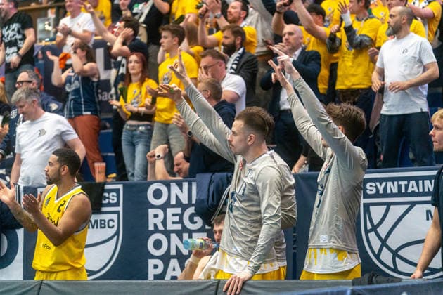 Jubel auf der Warschauer Auswechselbank GER, Manchester Basketball vs. Dziki Warschau, Basketball, European North Basketball League, Finale, Saison 2025 2026, 23.04.2026 GER, Manchester Basketball vs. Dziki Warschau, Basketball, European North Basketball League, Finale, Saison 2025 2026, 23.04.2026 Weissenfels Copyright: xEibner-Pressefoto PiaxSchindlerx EP_PSR