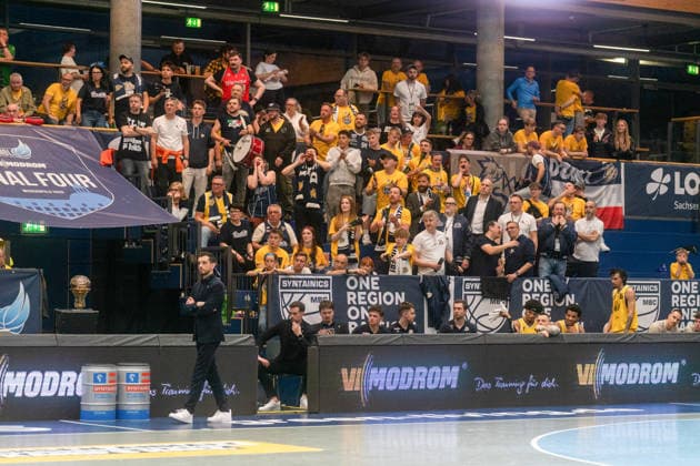 Warschauer Fans vor der Warschauer Auswechselbank GER, Manchester Basketball vs. Dziki Warschau, Basketball, European North Basketball League, Finale, Saison 2025 2026, 23.04.2026 GER, Manchester Basketball vs. Dziki Warschau, Basketball, European North Basketball League, Finale, Saison 2025 2026, 23.04.2026 Weissenfels Copyright: xEibner-Pressefoto PiaxSchindlerx EP_PSR