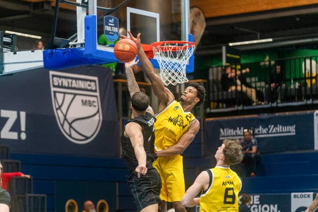 Max Jones (Manchester Basketball Club, 02) und Ody Oguama (Dziki Warschau, 25) kämpfen um den Ball GER, Manchester Basketball vs. Dziki Warschau, Basketball, European North Basketball League, Finale, Saison 2025 2026, 23.04.2026 GER, Manchester Basketball vs. Dziki Warschau, Basketball, European North Basketball League, Finale, Saison 2025 2026, 23.04.2026 Weissenfels *** Max Jones Manchester Basketball Club, 02 and Ody Oguama Dziki Warsaw, 25 fight for the ball GER, Manchester Basketball vs Dziki Warsaw, Basketball, European North Basketball League, Final, Season 2025 2026, 23 04 2026 GER, Manchester Basketball vs Dziki Warsaw, Basketball, European North Basketball League, Final, Season 2025 2026, 23 04 2026 Weissenfels Copyright: xEibner-Pressefoto PiaxSchindlerx EP_PSR