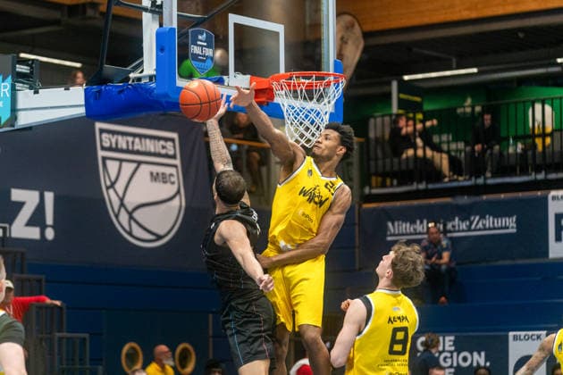 Max Jones (Manchester Basketball Club, 02) und Ody Oguama (Dziki Warschau, 25) kämpfen um den Ball GER, Manchester Basketball vs. Dziki Warschau, Basketball, European North Basketball League, Finale, Saison 2025 2026, 23.04.2026 GER, Manchester Basketball vs. Dziki Warschau, Basketball, European North Basketball League, Finale, Saison 2025 2026, 23.04.2026 Weissenfels Copyright: xEibner-Pressefoto PiaxSchindlerx EP_PSR