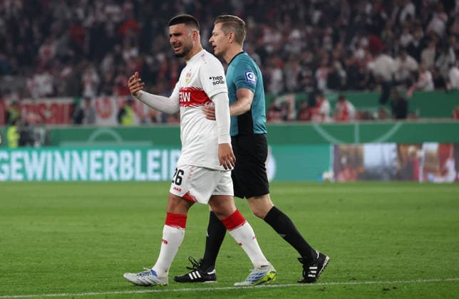 Stuttgart, Fußball DFB Pokal Halbfinale VfB Stuttgart vs. SC Freiburg , v.l. Deniz Undav (VfB) und Schiedsrichter Tobias Welz *** Stuttgart, Football DFB Cup semi-final VfB Stuttgart vs SC Freiburg , from left Deniz Undav VfB and referee Tobias Welz