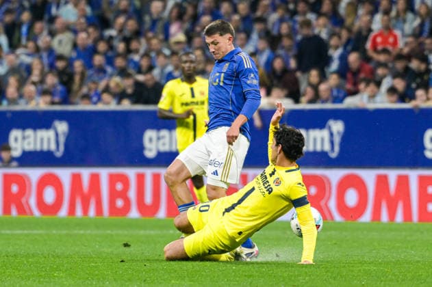 ESP: Real Oviedo v Villareal CF, La Liga EA Sports match, Matchday 33 23rd April 2026; Carlos Tartiere, Oviedo, Spain; La Liga EA Sports Football, Real Oviedo versus Villareal CF, Dani Parejo of Villarreal makes a tackle on Thiago Fernandez of Oviedo Oviedo Spain Football *** ESP Real Oviedo v Villareal CF, La Liga EA Sports match, Matchday 33 23rd April 2026 Carlos Tartiere, Oviedo, Spain La Liga EA Sports Football, Real Oviedo versus Villareal CF, Dani Parejo of Villarreal makes a tackle on Thiago Fernandez of Oviedo Oviedo Spain Football Copyright: xEkaitzxMarinx xAgenciaxLofx