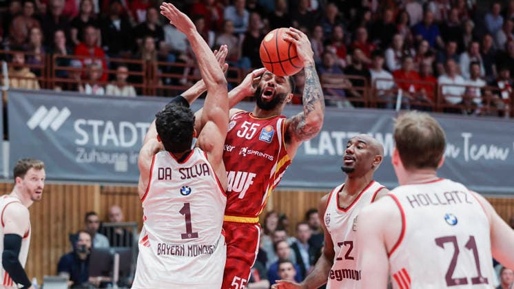 Im Bild: v.li. Oscar da Silva (FC Bayern Muenchen Basketball, 1) gegen David Muenkat (Wuerzburg Baskets, 55) am Ball 23.04.2026, Basketball, Fitness First Wuerzburg Baskets vs. FC Bayern Muenchen Basketball, easyCredit BBL, 26. Spieltag, Deutschland, 97072, tectake-Arena Wuerzburg, Copyright: HMBxMedia xJulienxBecker