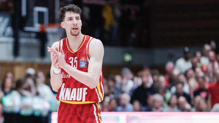 Im Bild: Alen Pjanic (Wuerzburg Baskets, 35) mit dem Applaus 23.04.2026, Basketball, Fitness First Wuerzburg Baskets vs. FC Bayern Muenchen Basketball, easyCredit BBL, 26. Spieltag, Deutschland, 97072, tectake-Arena Wuerzburg, Copyright: HMBxMedia xJulienxBecker