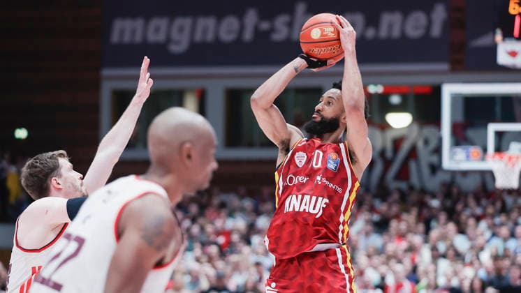 Im Bild: v.li. Andreas Obst (FC Bayern Muenchen Basketball, 13) gegen den Dreier von Davion Mintz (Wuerzburg Baskets, 10) 23.04.2026, Basketball, Fitness First Wuerzburg Baskets vs. FC Bayern Muenchen Basketball, easyCredit BBL, 26. Spieltag, Deutschland, 97072, tectake-Arena Wuerzburg, Copyright: HMBxMedia xJulienxBecker