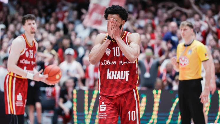 Im Bild: Enttaeuschung nach einem Foulpfiff bei Davion Mintz (Wuerzburg Baskets, 10) 23.04.2026, Basketball, Fitness First Wuerzburg Baskets vs. FC Bayern Muenchen Basketball, easyCredit BBL, 26. Spieltag, Deutschland, 97072, tectake-Arena Wuerzburg, Copyright: HMBxMedia xJulienxBecker